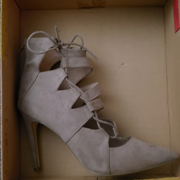 SOLD Mix No. 6 Klemtu Pump Taupe. - Picture 2 of 12